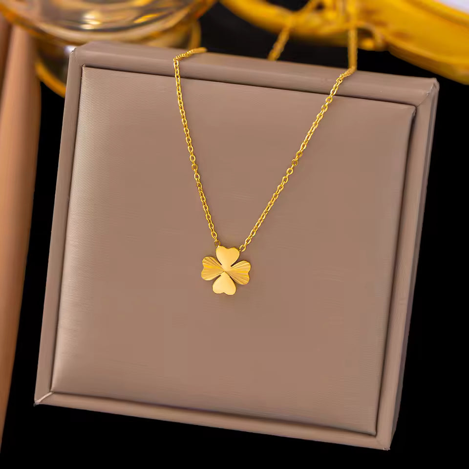 Colar Trevo de Quatro Folhas em Aço Inox com Banho de Ouro Amarelo 18K