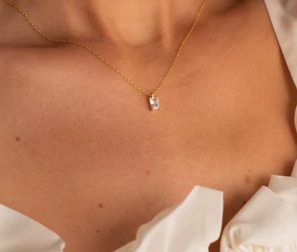 Colar Retangular em Aço Inox com Banho de Ouro Amarelo 18K