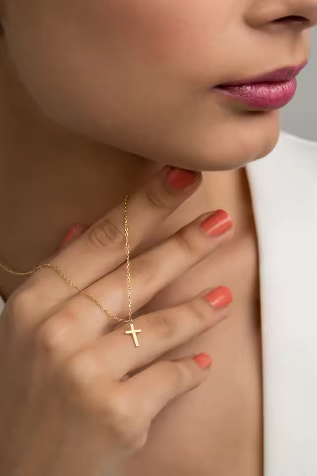 Colar de Cruz em Aço Inox com Banho de Ouro Amarelo 18K