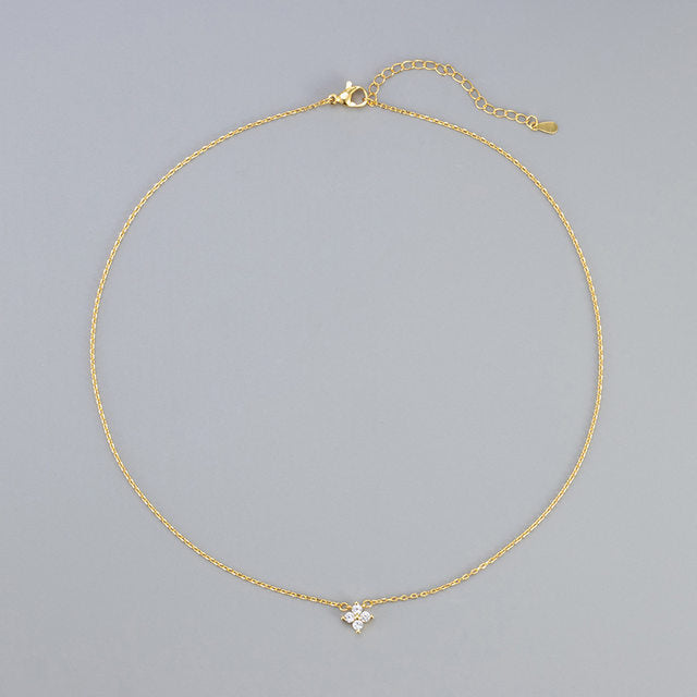 Colar de Flor Brilhante em Aço Inox com Banho de Ouro Amarelo 18K