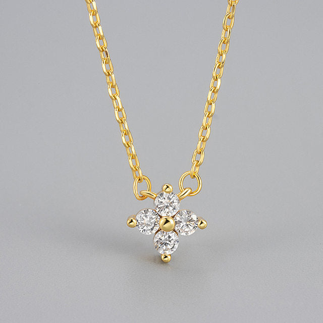 Colar de Flor Brilhante em Aço Inox com Banho de Ouro Amarelo 18K